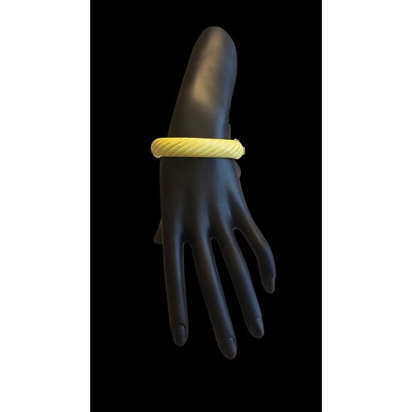 TRIFARI CANARY YELLOW ENAMEL HINGED BANGLE BRACELET 1960s Vintage 7" EUC RARE - Picture 3 of 16